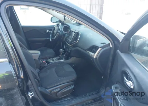 2016 Jeep Cherokee Latitude z USA, uszkodzony, nr VIN 1C4PJMCS2GW333937